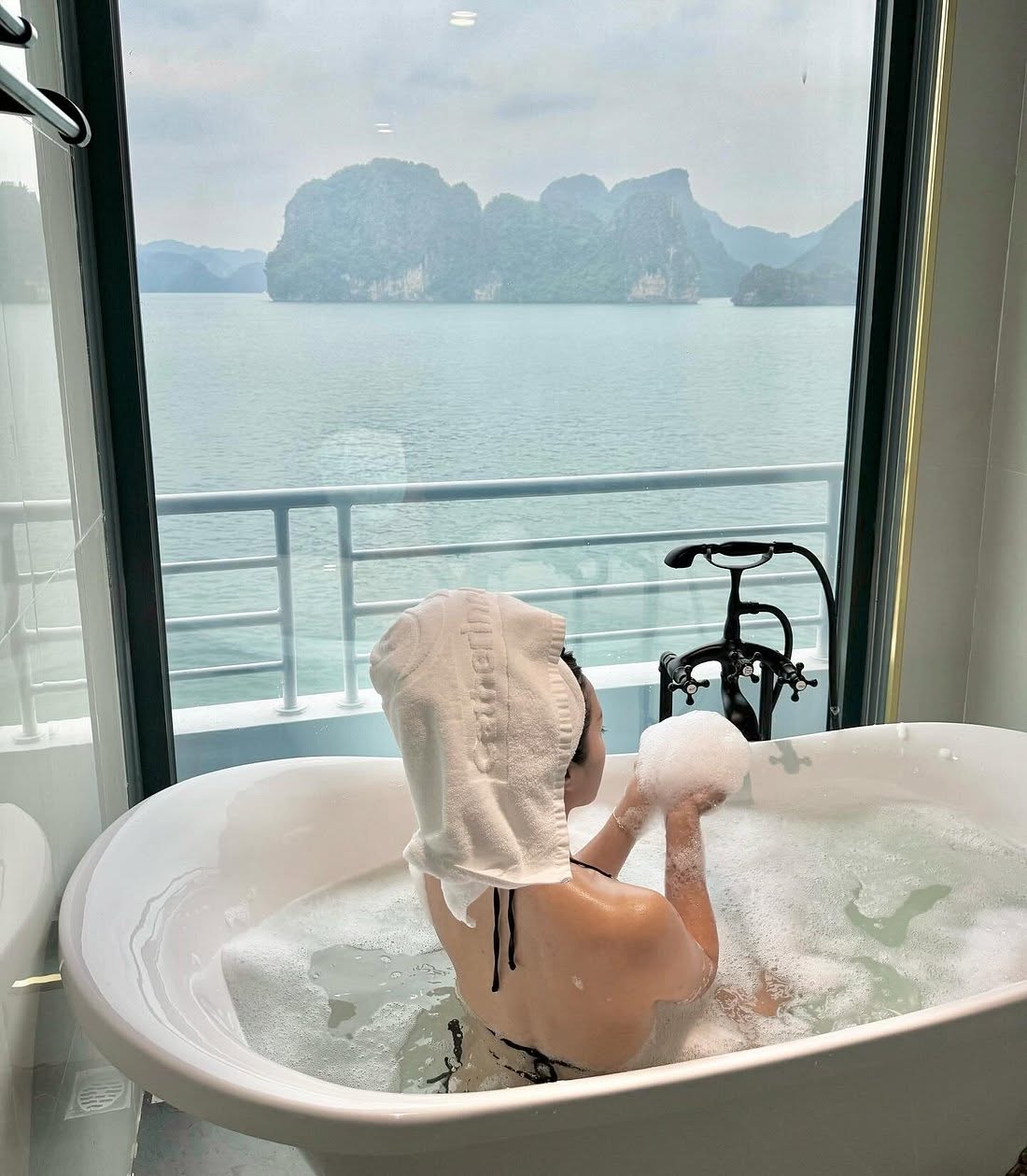 View bồn tắm nhìn ra biển của du thuyền Catherine Cruise