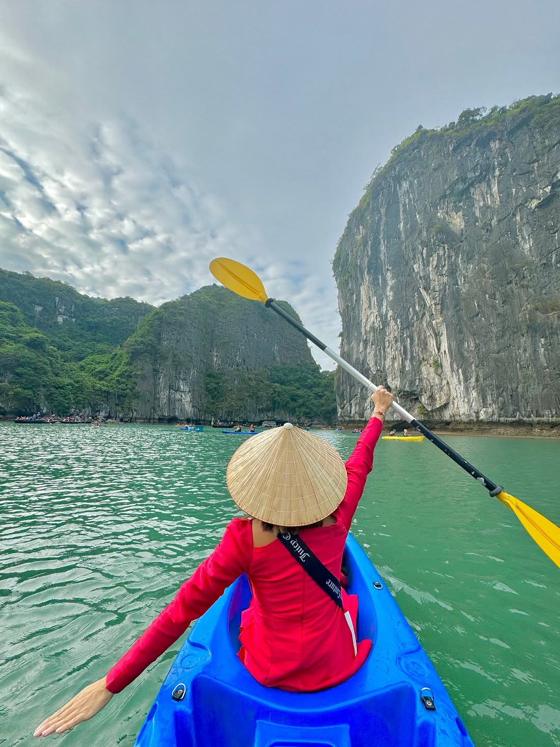 Chèo Kayak trên vịnh khi đi du thuyền Catherine Cruise Hạ Long