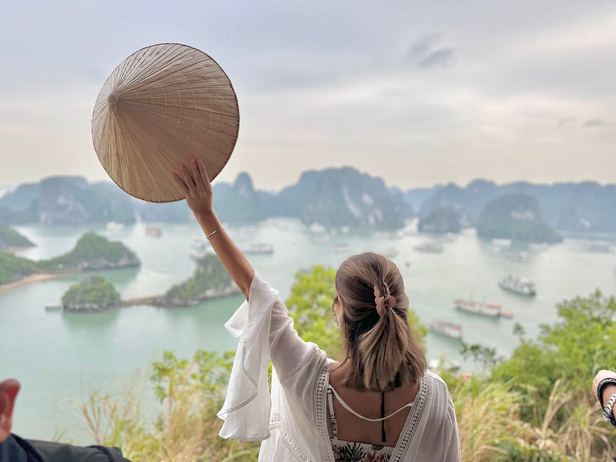 Du khách trèo lên đỉnh núi Titop trên Vịnh Hạ Long 