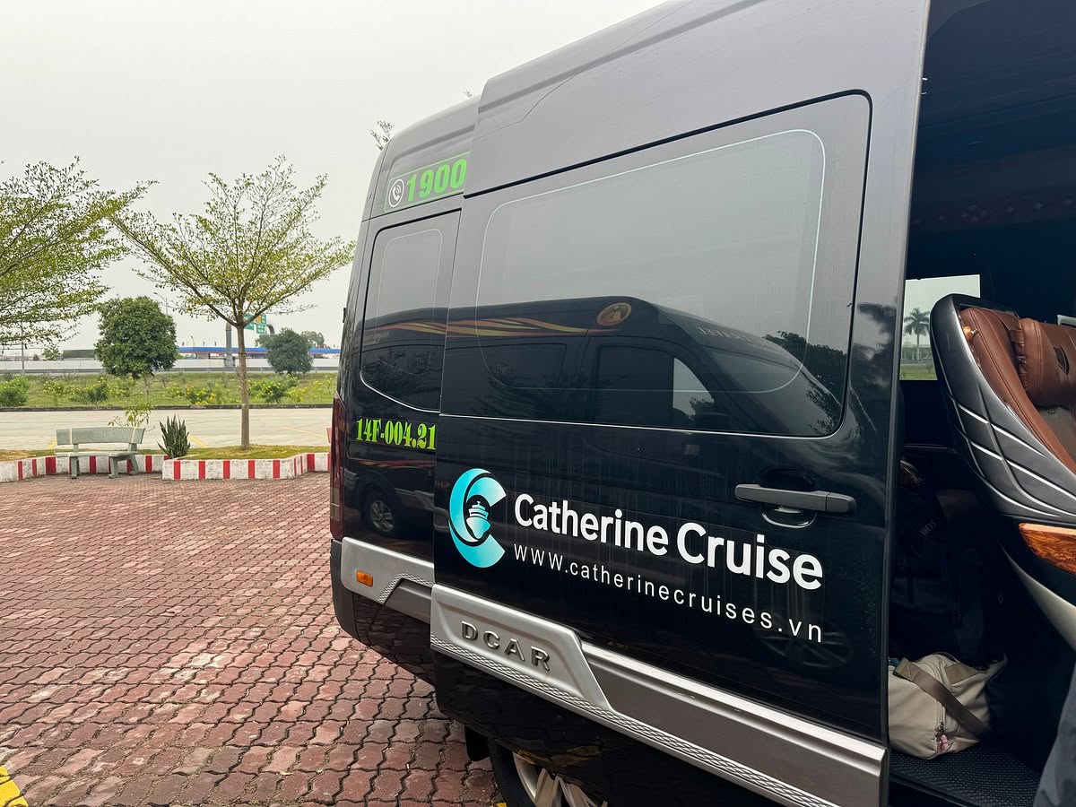 Xe Limosine chở khách Hà Nội Hạ Long của Catherine Cruise