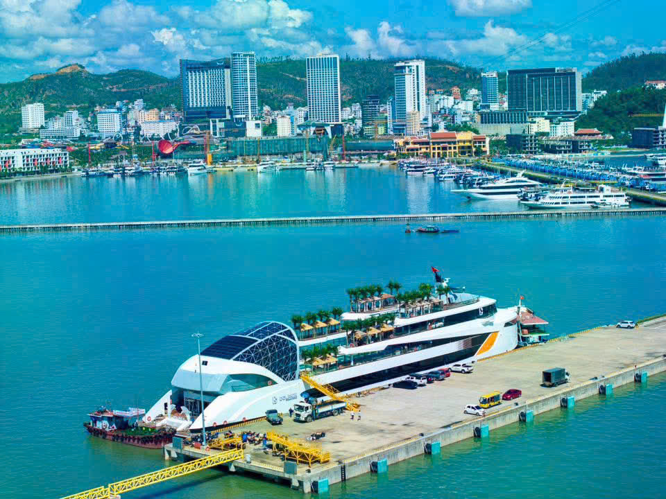Du thuyền Dolphin Hạ Long