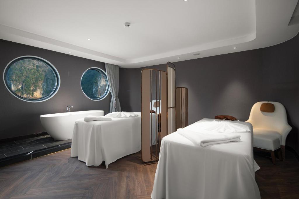 Du thuyền Grand Pioneers Cruise Hạ Long 2N1Đ - Ảnh 10