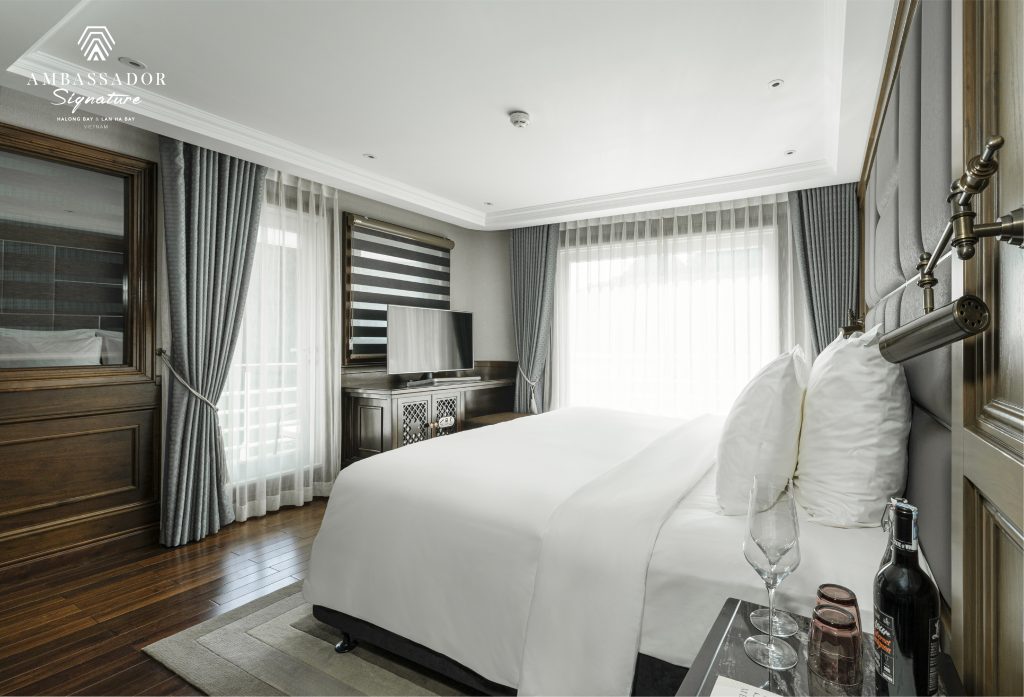 Hạng Balcony Suite du thuyền Ambassador Signature Lan Hạ 