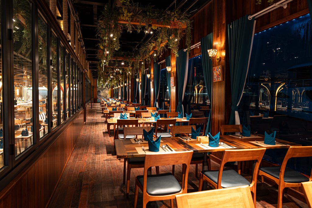 Dolphine Hạ Long Cruise khu vực nhà hàng 