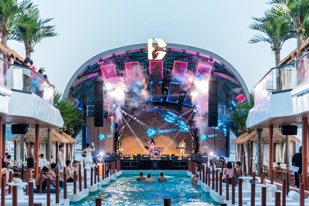 Dolphine Hạ Long Cruise khu vực sân khấu 